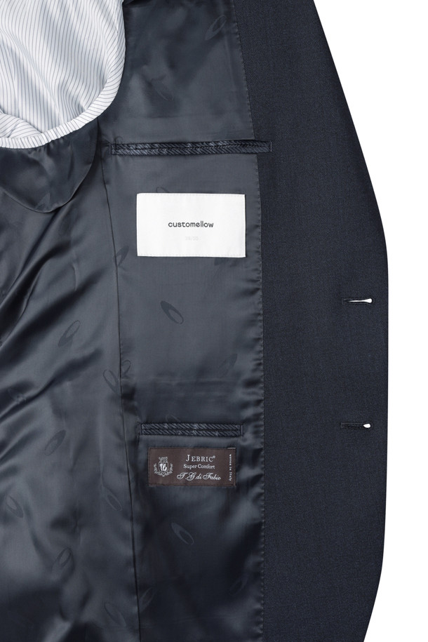 파비오 제브릭 네이비 스트레치 수트 재킷은 포멀하고 클래식한 스타일을 추구하는 남성을 위한 사계절용 수트 재킷입니다. 슬림핏으로 제작되어 허리 라인을 강조하는 쥬피터 핏을 제공하며, 네이비 컬러의 무지 디자인으로 어떤 스타일에도 쉽게 매치할 수 있습니다. 신축성 있는 스트레치 소재를 사용하여 편안한 착용감을 선사하며, 히든 밴드 허리, 겨드랑이 땀받이, 겹쳐있는 소매 단추 등의 디테일로 완성도를 높였습니다. 오피스룩, 비즈니스 캐주얼, 회의룩 등 다양한 TPO에 활용하여 세련된 스타일을 연출해 보세요.
