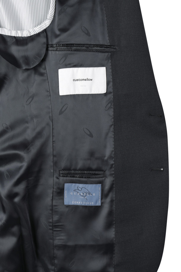 구아벨로 그레이 수퍼 파인 수트 재킷은 남성 고객을 위한 포멀 및 예복 스타일의 수트 자켓입니다. 차콜 또는 그레이 컬러의 무지 패턴으로, 사계절 내내 착용 가능합니다. 슬림핏 디자인에 허리 라인을 강조하는 실루엣과 히든 밴드 타입 허리, 겨드랑이 땀받이, 겹쳐있는 소매 단추 등의 특징을 갖추었습니다. 부드러운 울 소재와 얇은 두께감으로 편안한 착용감을 선사하며, 싱글 버튼 여밈 방식과 긴 소매 기장으로 클래식하면서도 시크한 분위기를 연출합니다. 오피스룩, 회의룩, 상견례룩 등 TPO에 적합한 스타일을 완성해보세요.
