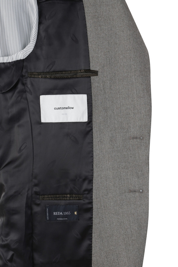 레다 베이지 멜란지 텍스처 수트 재킷은 남성을 위한 포멀하고 클래식한 스타일의 수트 재킷입니다. 부드러운 울 소재로 제작되어 봄, 가을에 착용하기 좋으며, 슬림핏과 싱글 브레스트 디자인이 특징입니다. 베이지 컬러의 멜란지 패턴이 고급스러운 분위기를 연출하며, 땀받이, 겹쳐있는 소매 단추, 허리 라인 강조 디테일이 돋보입니다. 오피스룩, 비즈니스 캐주얼, 모임룩 등 다양한 TPO에 활용 가능하며, 미니멀하고 시크한 스타일을 선호하는 분들께 추천합니다.
