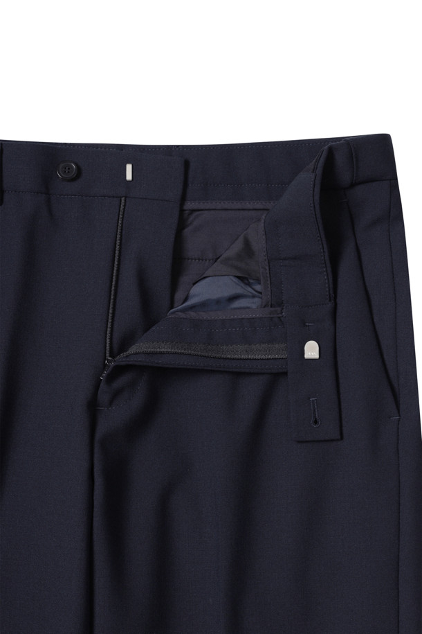 피테컴 네이비 플레인 수트 팬츠는 남성을 위한 포멀하고 클래식한 스타일의 수트 팬츠입니다. 사계절용으로 제작되었으며, 레귤러핏으로 편안한 착용감을 제공합니다. 네이비 컬러의 무지 패턴에 폴리에스테르 소재로 제작되어 관리의 용이성을 더했습니다. 히든 밴딩 디테일과 신축성, 활동성을 겸비하여 오피스룩, 비즈니스 캐주얼, 회의룩 등 다양한 TPO에 활용하기 좋습니다. 미니멀하고 시크한 스타일을 연출하기에 적합한 아이템입니다.
