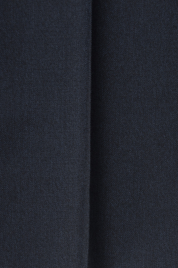 [Outlet] 네이비 트윌 수트 팬츠는 남성분들을 위한 정장 및 포멀 스타일의 바지입니다. 사계절 내내 착용 가능하며, 클래식하고 베이직한 무드를 연출합니다. 레귤러핏으로 제작되어 편안한 착용감을 선사하며, 히든 밴딩 디테일로 활동성을 높였습니다. 투톤 컬러감의 네이비 컬러 트윌 소재로 제작되어 세련된 오피스룩, 비즈니스 캐주얼, 또는 회의룩에 적합합니다. 
