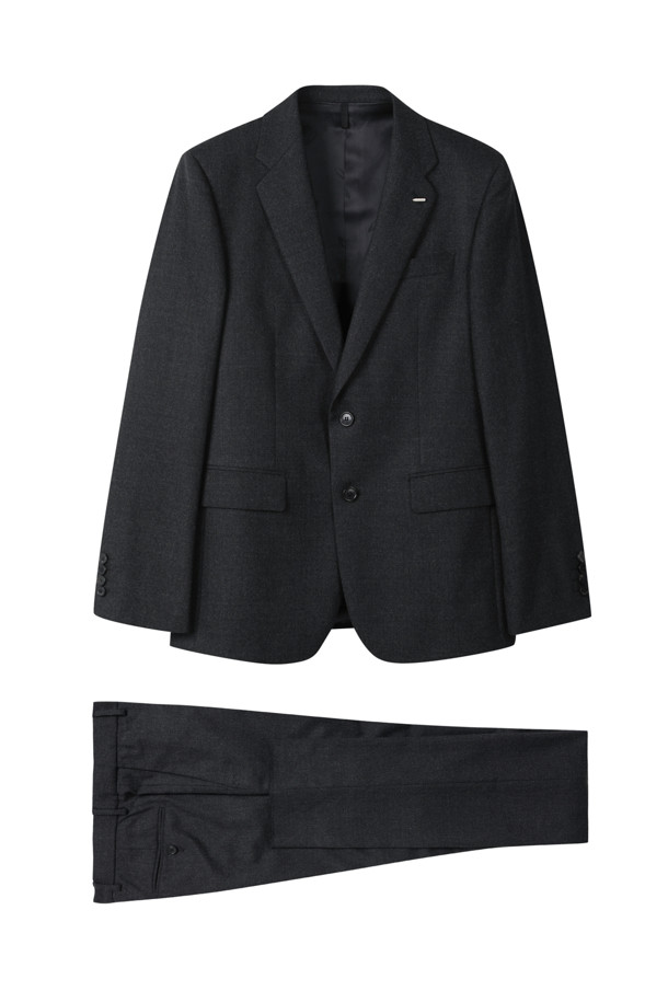 그레이 마이크로 패턴 수트 재킷은 남성 고객을 위한 가을/겨울 시즌 필수 아이템입니다. 클래식하고 포멀한 스타일로, 오피스룩, 비즈니스 캐주얼, 회의룩 등 다양한 TPO에 활용할 수 있습니다. 부드러운 캐시미어와 울 소재, 슬림핏, 싱글 버튼 여밈, 긴 소매, 두꺼운 두께감으로 따뜻하고 고급스러운 착용감을 선사합니다. 허리 라인을 강조하고 히든 밴드 허리 디테일로 세련된 실루엣을 연출하며, 차콜 그레이 색상과 마이크로 패턴이 은은한 멋을 더합니다.
