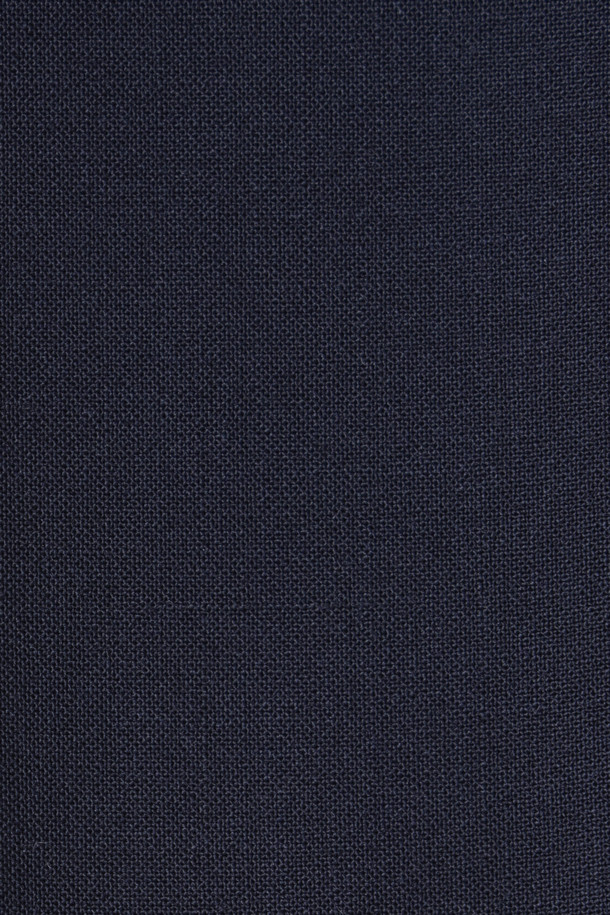 피테컴 네이비 플레인 수트 팬츠는 남성을 위한 포멀하고 클래식한 스타일의 수트 팬츠입니다. 사계절용으로 제작되었으며, 레귤러핏으로 편안한 착용감을 제공합니다. 네이비 컬러의 무지 패턴에 폴리에스테르 소재로 제작되어 관리의 용이성을 더했습니다. 히든 밴딩 디테일과 신축성, 활동성을 겸비하여 오피스룩, 비즈니스 캐주얼, 회의룩 등 다양한 TPO에 활용하기 좋습니다. 미니멀하고 시크한 스타일을 연출하기에 적합한 아이템입니다.
