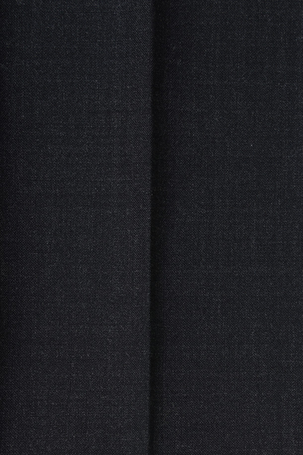 피테컴 그레이 수트 팬츠 (Fitecom Grey Suit Pants)는 모던하고 클래식한 스타일을 추구하는 남성을 위한 슬림핏 수트 팬츠입니다. FITECOM사의 고급 울 원단을 사용하여 사계절 내내 착용 가능하며, 멜란지 차콜, 그레이 두 가지 색상으로 제공됩니다. 쥬피터 핏을 적용하여 허리 라인을 강조하고, 히든 밴딩으로 편안한 착용감을 선사하며, 뛰어난 신축성으로 활동성을 높였습니다. 포멀한 오피스룩부터 비즈니스 캐주얼, 출근룩까지 폭넓게 활용할 수 있는 실용적인 아이템입니다.
