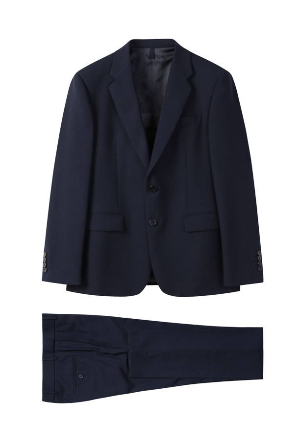 네이비 너비 텍스처드 수트 재킷은 남성 고객을 위한 포멀 및 비즈니스 스타일의 수트 재킷입니다. 봄, 가을에 적합하며, 클래식하고 포멀한 무드를 연출합니다. 네이비 컬러의 텍스처드 패턴이 특징이며, 슬림핏 디자인에 싱글 버튼으로 여밈 방식을 더했습니다. 폴리에스테르와 스판덱스 혼방 소재로 제작되어, 적당한 두께감과 텍스처드 촉감을 선사하며 스트레치성, 허리 라인 강조, 히든밴드 허리 디테일로 편안함과 스타일을 동시에 잡았습니다. 오피스룩, 비즈니스 캐주얼, 회의룩 등 다양한 TPO에 활용 가능하며, 클래식, 미니멀, 시크 스타일을 추구하는 분들에게 잘 어울립니다.
