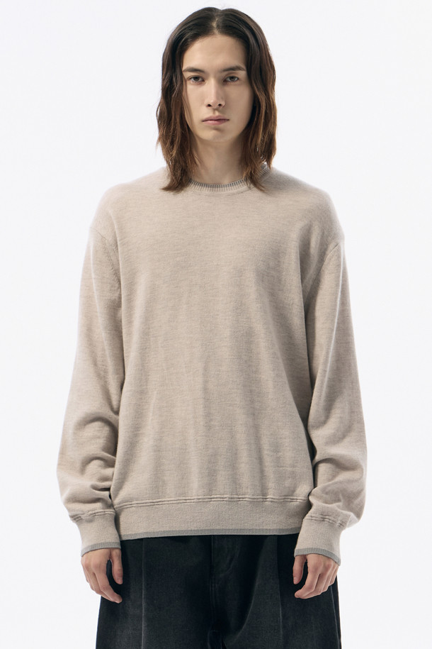 아이보리 파인 울 스웨터는 부드러운 울 소재의 남성용 니트/스웨터입니다. 가을, 겨울 시즌에 적합하며, 레귤러핏 라운드넥 디자인으로 미니멀한 스타일을 연출합니다. 무지 패턴에 긴 소매 기장으로, 다양한 룩에 활용하기 좋은 기본 아이템입니다. 립 배색 디테일이 더해져 포인트를 주어 겨울 데일리룩, 데이트룩, 카페룩에 모두 잘 어울립니다.
