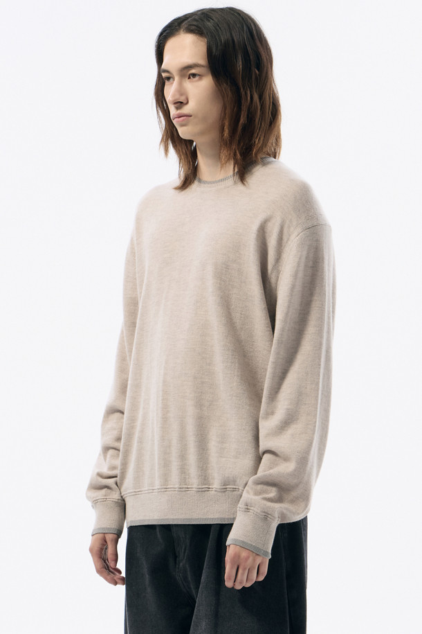 아이보리 파인 울 스웨터는 부드러운 울 소재의 남성용 니트/스웨터입니다. 가을, 겨울 시즌에 적합하며, 레귤러핏 라운드넥 디자인으로 미니멀한 스타일을 연출합니다. 무지 패턴에 긴 소매 기장으로, 다양한 룩에 활용하기 좋은 기본 아이템입니다. 립 배색 디테일이 더해져 포인트를 주어 겨울 데일리룩, 데이트룩, 카페룩에 모두 잘 어울립니다.
