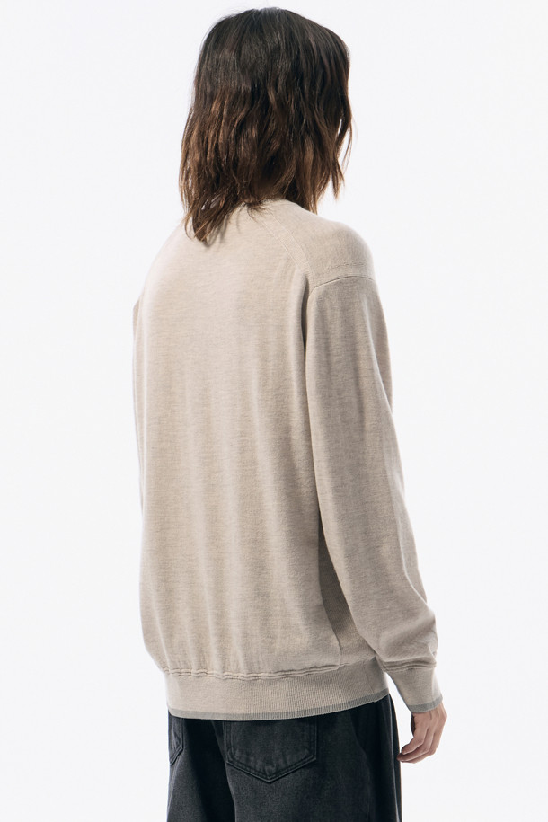 아이보리 파인 울 스웨터는 부드러운 울 소재의 남성용 니트/스웨터입니다. 가을, 겨울 시즌에 적합하며, 레귤러핏 라운드넥 디자인으로 미니멀한 스타일을 연출합니다. 무지 패턴에 긴 소매 기장으로, 다양한 룩에 활용하기 좋은 기본 아이템입니다. 립 배색 디테일이 더해져 포인트를 주어 겨울 데일리룩, 데이트룩, 카페룩에 모두 잘 어울립니다.
