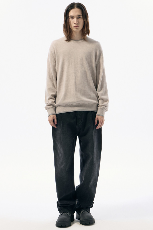 아이보리 파인 울 스웨터는 부드러운 울 소재의 남성용 니트/스웨터입니다. 가을, 겨울 시즌에 적합하며, 레귤러핏 라운드넥 디자인으로 미니멀한 스타일을 연출합니다. 무지 패턴에 긴 소매 기장으로, 다양한 룩에 활용하기 좋은 기본 아이템입니다. 립 배색 디테일이 더해져 포인트를 주어 겨울 데일리룩, 데이트룩, 카페룩에 모두 잘 어울립니다.
