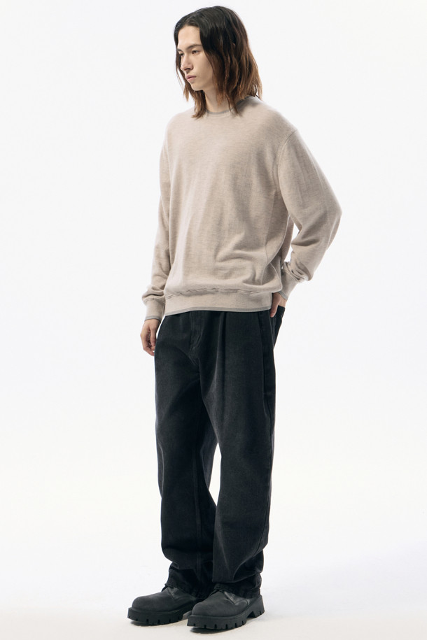 아이보리 파인 울 스웨터는 부드러운 울 소재의 남성용 니트/스웨터입니다. 가을, 겨울 시즌에 적합하며, 레귤러핏 라운드넥 디자인으로 미니멀한 스타일을 연출합니다. 무지 패턴에 긴 소매 기장으로, 다양한 룩에 활용하기 좋은 기본 아이템입니다. 립 배색 디테일이 더해져 포인트를 주어 겨울 데일리룩, 데이트룩, 카페룩에 모두 잘 어울립니다.
