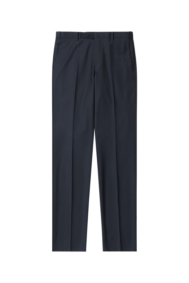 [Outlet] 네이비 트윌 수트 팬츠는 남성분들을 위한 정장 및 포멀 스타일의 바지입니다. 사계절 내내 착용 가능하며, 클래식하고 베이직한 무드를 연출합니다. 레귤러핏으로 제작되어 편안한 착용감을 선사하며, 히든 밴딩 디테일로 활동성을 높였습니다. 투톤 컬러감의 네이비 컬러 트윌 소재로 제작되어 세련된 오피스룩, 비즈니스 캐주얼, 또는 회의룩에 적합합니다. 
