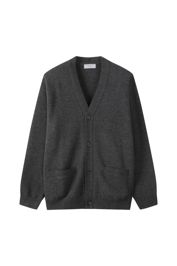 [Outlet] 그레이 허니콤 가디건은 가을과 겨울에 따뜻하게 입을 수 있는 울 소재의 레귤러핏 가디건입니다. 베이직한 스타일로, 일상 및 모임룩에 모두 잘 어울립니다. 허니콤(벌집) 패턴이 특징이며, 긴 소매와 V넥 디자인으로 세련된 느낌을 줍니다. 사이드 포켓이 있어 실용성을 더했으며, 클래식, 미니멀, 캐주얼 등 다양한 스타일 연출이 가능합니다.
