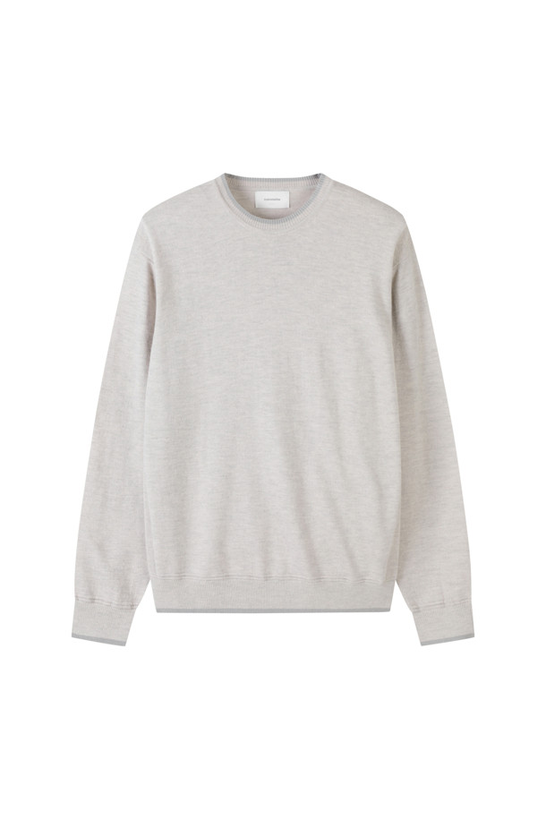 아이보리 파인 울 스웨터는 부드러운 울 소재의 남성용 니트/스웨터입니다. 가을, 겨울 시즌에 적합하며, 레귤러핏 라운드넥 디자인으로 미니멀한 스타일을 연출합니다. 무지 패턴에 긴 소매 기장으로, 다양한 룩에 활용하기 좋은 기본 아이템입니다. 립 배색 디테일이 더해져 포인트를 주어 겨울 데일리룩, 데이트룩, 카페룩에 모두 잘 어울립니다.
