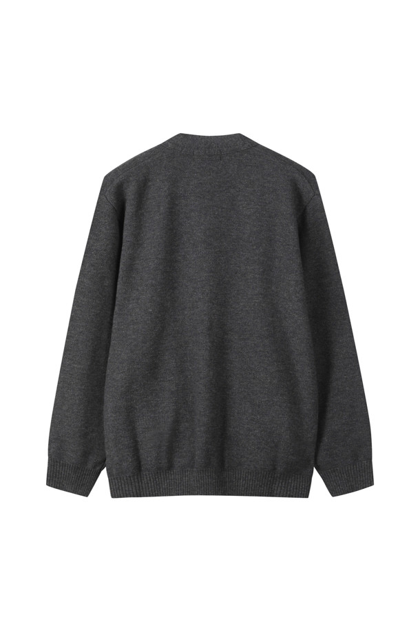 [Outlet] 그레이 허니콤 가디건은 가을과 겨울에 따뜻하게 입을 수 있는 울 소재의 레귤러핏 가디건입니다. 베이직한 스타일로, 일상 및 모임룩에 모두 잘 어울립니다. 허니콤(벌집) 패턴이 특징이며, 긴 소매와 V넥 디자인으로 세련된 느낌을 줍니다. 사이드 포켓이 있어 실용성을 더했으며, 클래식, 미니멀, 캐주얼 등 다양한 스타일 연출이 가능합니다.
