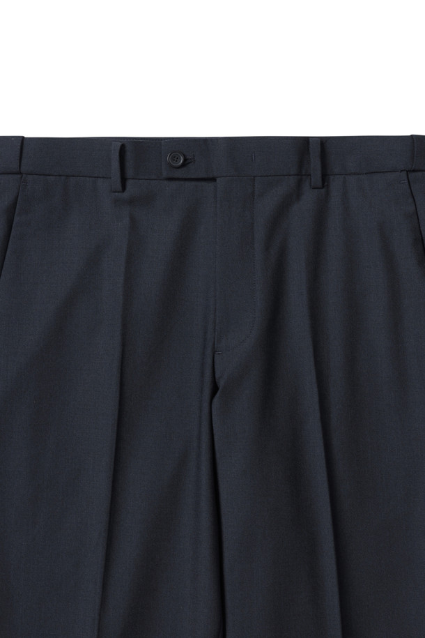 [Outlet] 네이비 트윌 수트 팬츠는 남성분들을 위한 정장 및 포멀 스타일의 바지입니다. 사계절 내내 착용 가능하며, 클래식하고 베이직한 무드를 연출합니다. 레귤러핏으로 제작되어 편안한 착용감을 선사하며, 히든 밴딩 디테일로 활동성을 높였습니다. 투톤 컬러감의 네이비 컬러 트윌 소재로 제작되어 세련된 오피스룩, 비즈니스 캐주얼, 또는 회의룩에 적합합니다. 
