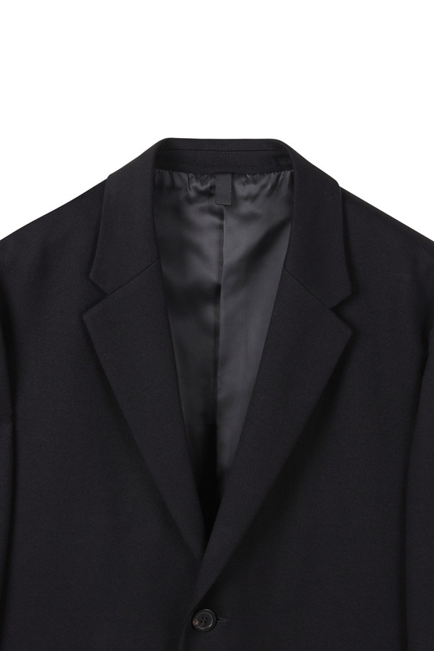 [Outlet] 블랙 릴렉스 핏 셋업 재킷은 남녀 모두 착용 가능한 베이직한 디자인의 아우터입니다. 봄, 가을에 적합하며, 캐주얼, 클래식, 미니멀 스타일을 연출하기 좋습니다. 블랙 컬러의 무지 패턴에 릴렉스핏으로 편안함을 더했으며, 가볍고 부드러운 TR 소재로 제작되었습니다. 출근룩, 비즈니스 캐주얼, 모임룩 등 다양한 TPO에 활용할 수 있는 활용도 높은 셋업 재킷입니다. 안감이 있어 보온성을 높였으며, 버턴 여밈 방식과 긴 소매 기장으로 깔끔한 실루엣을 완성합니다.
