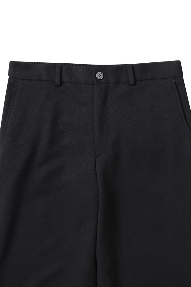 블랙 색상의 편안한 릴랙스 핏 셋업 팬츠입니다. 부드러운 TR 소재로 제작되어 편안한 착용감을 선사하며, 밴딩 처리된 허리로 활동성을 높였습니다. 캐주얼, 미니멀, 클래식 스타일을 모두 소화할 수 있으며, 동네 마실룩이나 집콕룩으로 활용하기 좋습니다. 무지 디자인의 긴 기장으로 다양한 상의와 매치하여 셋업 스타일을 연출할 수 있습니다.
