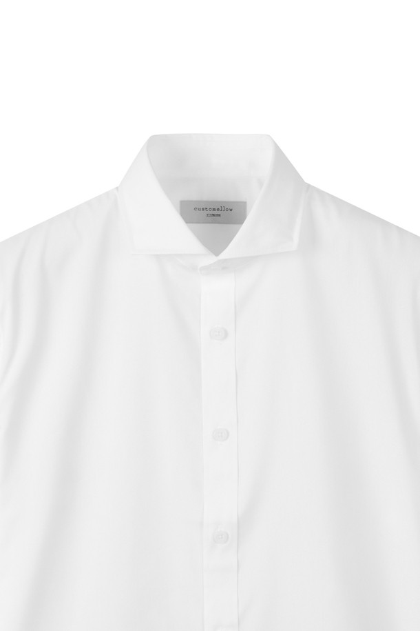 **[아울렛] 화이트 호리존탈 카라 드레스 셔츠**

세련된 남성미를 강조하는 화이트 컬러의 슬림핏 드레스 셔츠입니다. 호리존탈 카라 디자인으로 클래식하고 시크한 분위기를 연출하며, 얇고 부드러운 폴리에스터 소재로 제작되어 사계절 내내 편안하게 착용할 수 있습니다. 잦은 활동에도 불편함 없는 스트레치성을 갖춰 활동성을 높였습니다. 오피스룩, 비즈니스 캐주얼, 회의룩 등 다양한 TPO에 활용하여 스타일리시한 모습을 연출해보세요.
