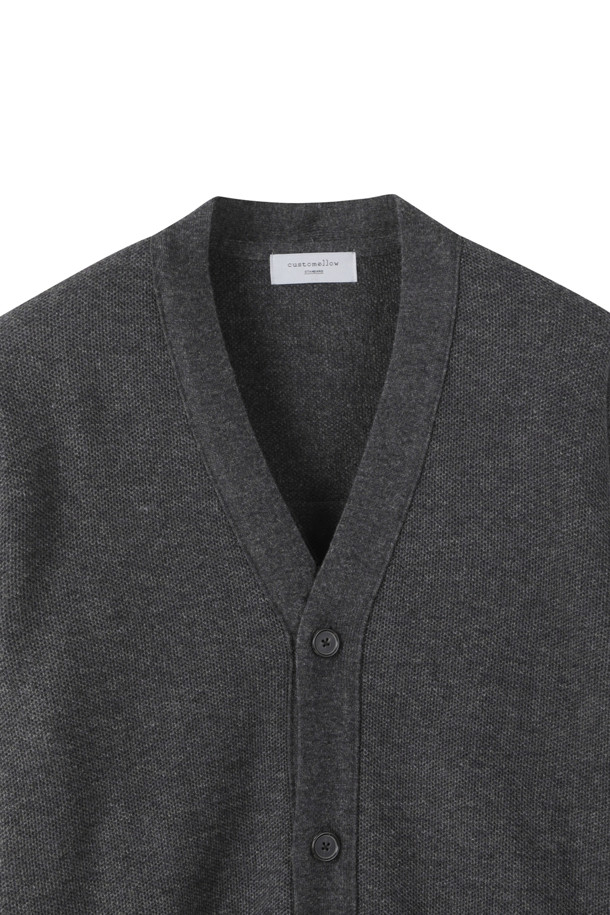 [Outlet] 그레이 허니콤 가디건은 가을과 겨울에 따뜻하게 입을 수 있는 울 소재의 레귤러핏 가디건입니다. 베이직한 스타일로, 일상 및 모임룩에 모두 잘 어울립니다. 허니콤(벌집) 패턴이 특징이며, 긴 소매와 V넥 디자인으로 세련된 느낌을 줍니다. 사이드 포켓이 있어 실용성을 더했으며, 클래식, 미니멀, 캐주얼 등 다양한 스타일 연출이 가능합니다.
