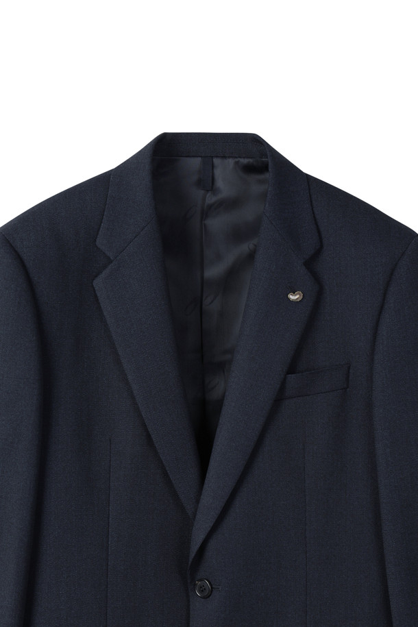 파비오 제브릭 네이비 스트레치 수트 재킷은 포멀하고 클래식한 스타일을 추구하는 남성을 위한 사계절용 수트 재킷입니다. 슬림핏으로 제작되어 허리 라인을 강조하는 쥬피터 핏을 제공하며, 네이비 컬러의 무지 디자인으로 어떤 스타일에도 쉽게 매치할 수 있습니다. 신축성 있는 스트레치 소재를 사용하여 편안한 착용감을 선사하며, 히든 밴드 허리, 겨드랑이 땀받이, 겹쳐있는 소매 단추 등의 디테일로 완성도를 높였습니다. 오피스룩, 비즈니스 캐주얼, 회의룩 등 다양한 TPO에 활용하여 세련된 스타일을 연출해 보세요.
