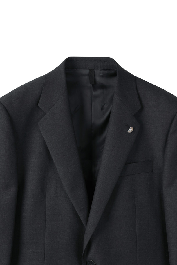 구아벨로 그레이 수퍼 파인 수트 재킷은 남성 고객을 위한 포멀 및 예복 스타일의 수트 자켓입니다. 차콜 또는 그레이 컬러의 무지 패턴으로, 사계절 내내 착용 가능합니다. 슬림핏 디자인에 허리 라인을 강조하는 실루엣과 히든 밴드 타입 허리, 겨드랑이 땀받이, 겹쳐있는 소매 단추 등의 특징을 갖추었습니다. 부드러운 울 소재와 얇은 두께감으로 편안한 착용감을 선사하며, 싱글 버튼 여밈 방식과 긴 소매 기장으로 클래식하면서도 시크한 분위기를 연출합니다. 오피스룩, 회의룩, 상견례룩 등 TPO에 적합한 스타일을 완성해보세요.
