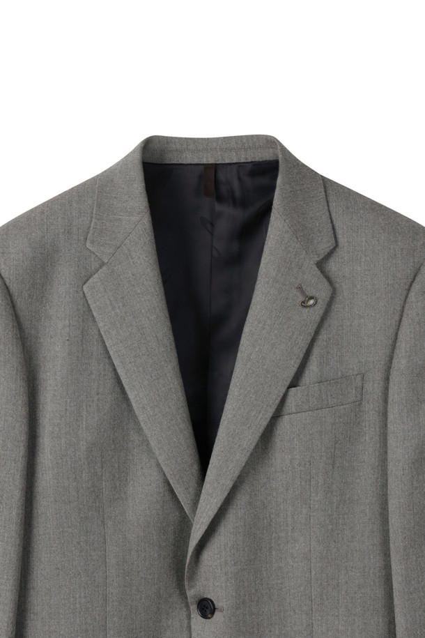 레다 베이지 멜란지 텍스처 수트 재킷은 남성을 위한 포멀하고 클래식한 스타일의 수트 재킷입니다. 부드러운 울 소재로 제작되어 봄, 가을에 착용하기 좋으며, 슬림핏과 싱글 브레스트 디자인이 특징입니다. 베이지 컬러의 멜란지 패턴이 고급스러운 분위기를 연출하며, 땀받이, 겹쳐있는 소매 단추, 허리 라인 강조 디테일이 돋보입니다. 오피스룩, 비즈니스 캐주얼, 모임룩 등 다양한 TPO에 활용 가능하며, 미니멀하고 시크한 스타일을 선호하는 분들께 추천합니다.
