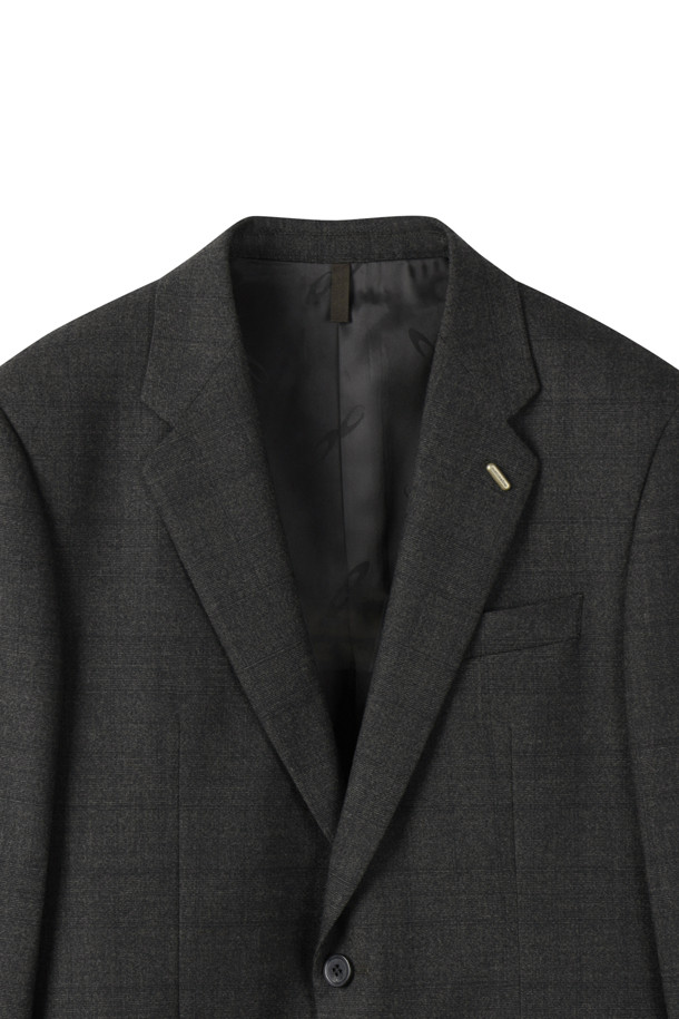 브라운 글렌 체크 수트 재킷은 남성 고객을 위한 클래식하고 포멀한 스타일의 아우터입니다. 울 소재로 제작되어 봄, 가을, 겨울 시즌에 착용하기 좋으며, 슬림핏 디자인과 허리 라인을 강조하여 세련된 실루엣을 연출합니다. 싱글 버튼 여밈 방식에 긴 소매 기장으로 제작되었으며, 글렌체크 패턴이 특징입니다. 오피스룩, 비즈니스 캐주얼, 모임룩 등 다양한 TPO에 활용 가능하며, 클래식, 미니멀, 시크한 스타일을 연출하기 좋습니다.
