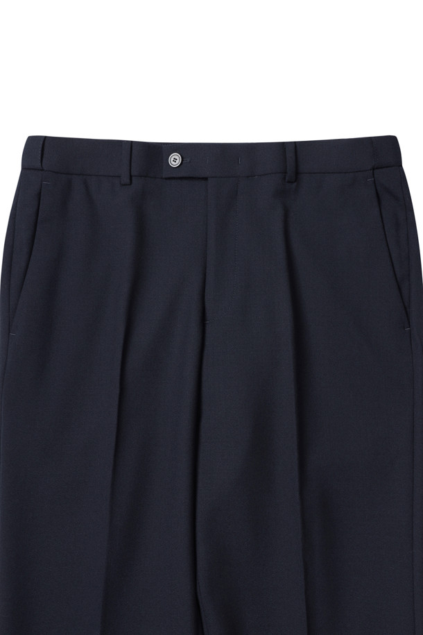 네이비 너비 텍스처드 수트 팬츠는 남성 고객을 위한 포멀 및 정장 스타일의 슬림핏 수트 팬츠입니다. 사계절 착용 가능하며, 울 소재에 텍스처드 무늬로 고급스러운 촉감을 선사합니다. 히든 밴딩 처리와 쥬피터 핏, 허리라인 강조 디자인이 특징입니다. 오피스룩, 비즈니스 캐주얼, 회의룩과 같은 TPO에 적합하며, 클래식 및 미니멀 스타일을 연출하기 좋습니다.
