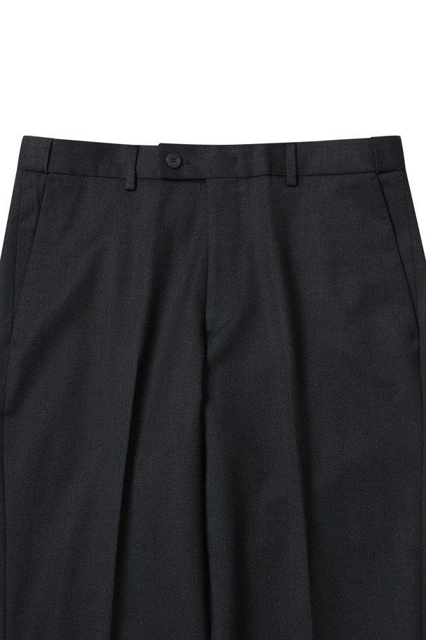 그레이 마이크로 패턴 더블 브레스트 수트 팬츠는 가을, 겨울 시즌 남성 고객을 위한 포멀 수트 팬츠입니다. 캐시미어 소재로 제작되어 부드러운 촉감을 선사하며, 플루토 핏과 스트레이트 핏으로 클래식하면서도 세련된 스타일을 연출합니다. 마이크로 패턴, 더블 브레스트 디자인, 앞판 턱 디테일이 특징이며, 히든 밴드로 편안함까지 더했습니다. 오피스룩, 회의룩, 출근룩 등 격식 있는 자리에 완벽하게 어울리는 미니멀하고 클래식한 아이템입니다.
