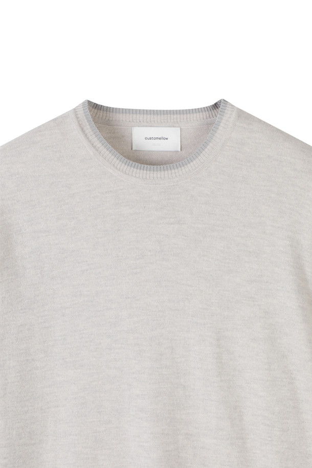 아이보리 파인 울 스웨터는 부드러운 울 소재의 남성용 니트/스웨터입니다. 가을, 겨울 시즌에 적합하며, 레귤러핏 라운드넥 디자인으로 미니멀한 스타일을 연출합니다. 무지 패턴에 긴 소매 기장으로, 다양한 룩에 활용하기 좋은 기본 아이템입니다. 립 배색 디테일이 더해져 포인트를 주어 겨울 데일리룩, 데이트룩, 카페룩에 모두 잘 어울립니다.
