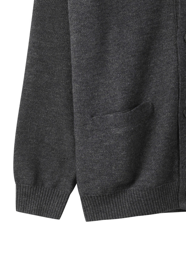 [Outlet] 그레이 허니콤 가디건은 가을과 겨울에 따뜻하게 입을 수 있는 울 소재의 레귤러핏 가디건입니다. 베이직한 스타일로, 일상 및 모임룩에 모두 잘 어울립니다. 허니콤(벌집) 패턴이 특징이며, 긴 소매와 V넥 디자인으로 세련된 느낌을 줍니다. 사이드 포켓이 있어 실용성을 더했으며, 클래식, 미니멀, 캐주얼 등 다양한 스타일 연출이 가능합니다.
