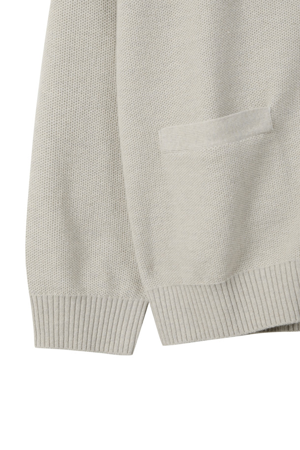 아이보리 허니콤 가디건은 여성용 상의 가디건으로, 봄, 가을에 착용하기 좋습니다. 베이직한 스타일의 레귤러핏으로, V넥 디자인과 긴소매가 특징입니다. 울 소재로 제작되어 부드러운 촉감을 선사하며, 허니콤 패턴으로 포인트를 더했습니다. 데이트룩, 카페룩, 모임룩 등 다양한 TPO에 활용할 수 있으며, 클래식, 미니멀, 캐주얼 스타일을 연출하기에 좋습니다. 사이드 포켓이 있어 실용성을 더했습니다.
