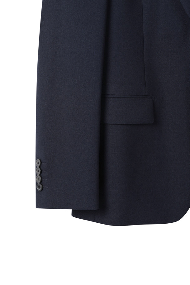 네이비 너비 텍스처드 수트 재킷은 남성 고객을 위한 포멀 및 비즈니스 스타일의 수트 재킷입니다. 봄, 가을에 적합하며, 클래식하고 포멀한 무드를 연출합니다. 네이비 컬러의 텍스처드 패턴이 특징이며, 슬림핏 디자인에 싱글 버튼으로 여밈 방식을 더했습니다. 폴리에스테르와 스판덱스 혼방 소재로 제작되어, 적당한 두께감과 텍스처드 촉감을 선사하며 스트레치성, 허리 라인 강조, 히든밴드 허리 디테일로 편안함과 스타일을 동시에 잡았습니다. 오피스룩, 비즈니스 캐주얼, 회의룩 등 다양한 TPO에 활용 가능하며, 클래식, 미니멀, 시크 스타일을 추구하는 분들에게 잘 어울립니다.
