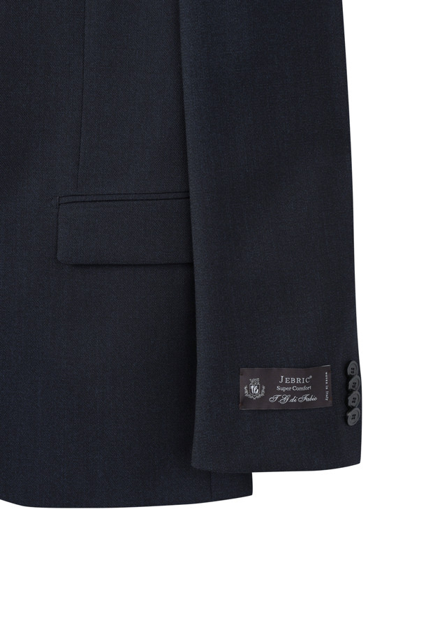 파비오 제브릭 네이비 스트레치 수트 재킷은 포멀하고 클래식한 스타일을 추구하는 남성을 위한 사계절용 수트 재킷입니다. 슬림핏으로 제작되어 허리 라인을 강조하는 쥬피터 핏을 제공하며, 네이비 컬러의 무지 디자인으로 어떤 스타일에도 쉽게 매치할 수 있습니다. 신축성 있는 스트레치 소재를 사용하여 편안한 착용감을 선사하며, 히든 밴드 허리, 겨드랑이 땀받이, 겹쳐있는 소매 단추 등의 디테일로 완성도를 높였습니다. 오피스룩, 비즈니스 캐주얼, 회의룩 등 다양한 TPO에 활용하여 세련된 스타일을 연출해 보세요.
