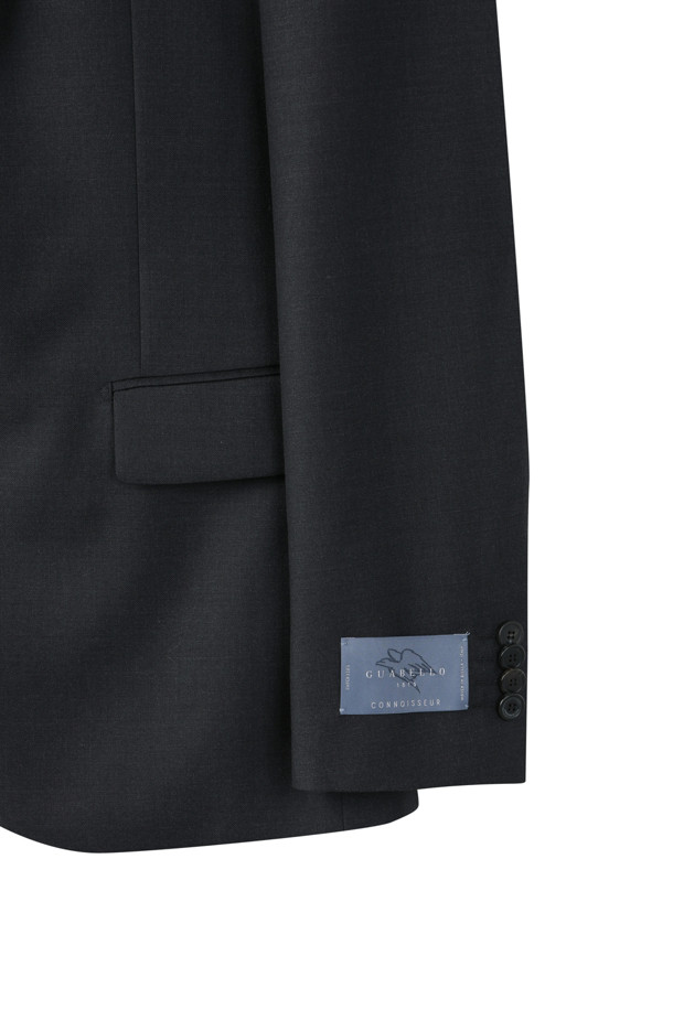구아벨로 그레이 수퍼 파인 수트 재킷은 남성 고객을 위한 포멀 및 예복 스타일의 수트 자켓입니다. 차콜 또는 그레이 컬러의 무지 패턴으로, 사계절 내내 착용 가능합니다. 슬림핏 디자인에 허리 라인을 강조하는 실루엣과 히든 밴드 타입 허리, 겨드랑이 땀받이, 겹쳐있는 소매 단추 등의 특징을 갖추었습니다. 부드러운 울 소재와 얇은 두께감으로 편안한 착용감을 선사하며, 싱글 버튼 여밈 방식과 긴 소매 기장으로 클래식하면서도 시크한 분위기를 연출합니다. 오피스룩, 회의룩, 상견례룩 등 TPO에 적합한 스타일을 완성해보세요.
