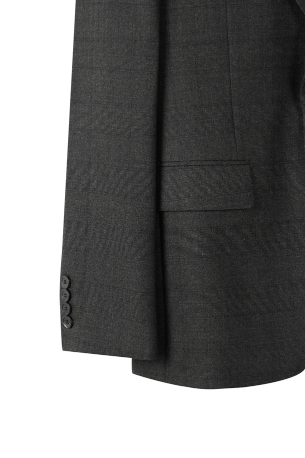 브라운 글렌 체크 수트 재킷은 남성 고객을 위한 클래식하고 포멀한 스타일의 아우터입니다. 울 소재로 제작되어 봄, 가을, 겨울 시즌에 착용하기 좋으며, 슬림핏 디자인과 허리 라인을 강조하여 세련된 실루엣을 연출합니다. 싱글 버튼 여밈 방식에 긴 소매 기장으로 제작되었으며, 글렌체크 패턴이 특징입니다. 오피스룩, 비즈니스 캐주얼, 모임룩 등 다양한 TPO에 활용 가능하며, 클래식, 미니멀, 시크한 스타일을 연출하기 좋습니다.
