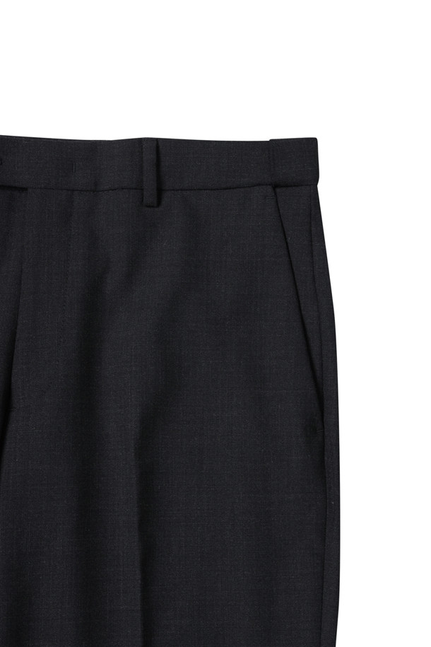 피테컴 그레이 수트 팬츠 (Fitecom Grey Suit Pants)는 모던하고 클래식한 스타일을 추구하는 남성을 위한 슬림핏 수트 팬츠입니다. FITECOM사의 고급 울 원단을 사용하여 사계절 내내 착용 가능하며, 멜란지 차콜, 그레이 두 가지 색상으로 제공됩니다. 쥬피터 핏을 적용하여 허리 라인을 강조하고, 히든 밴딩으로 편안한 착용감을 선사하며, 뛰어난 신축성으로 활동성을 높였습니다. 포멀한 오피스룩부터 비즈니스 캐주얼, 출근룩까지 폭넓게 활용할 수 있는 실용적인 아이템입니다.
