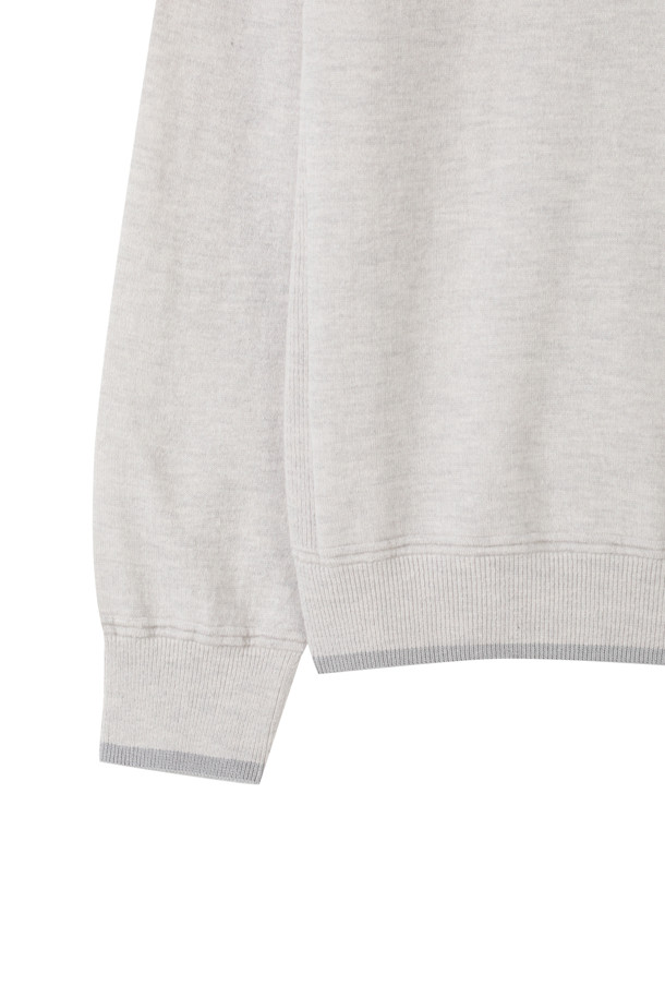 아이보리 파인 울 스웨터는 부드러운 울 소재의 남성용 니트/스웨터입니다. 가을, 겨울 시즌에 적합하며, 레귤러핏 라운드넥 디자인으로 미니멀한 스타일을 연출합니다. 무지 패턴에 긴 소매 기장으로, 다양한 룩에 활용하기 좋은 기본 아이템입니다. 립 배색 디테일이 더해져 포인트를 주어 겨울 데일리룩, 데이트룩, 카페룩에 모두 잘 어울립니다.
