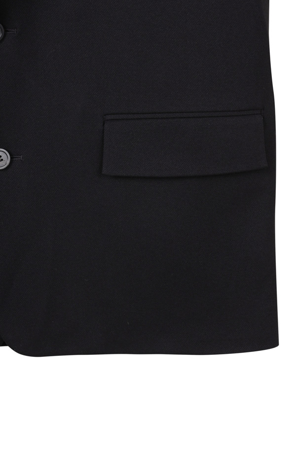 [Outlet] 블랙 릴렉스 핏 셋업 재킷은 남녀 모두 착용 가능한 베이직한 디자인의 아우터입니다. 봄, 가을에 적합하며, 캐주얼, 클래식, 미니멀 스타일을 연출하기 좋습니다. 블랙 컬러의 무지 패턴에 릴렉스핏으로 편안함을 더했으며, 가볍고 부드러운 TR 소재로 제작되었습니다. 출근룩, 비즈니스 캐주얼, 모임룩 등 다양한 TPO에 활용할 수 있는 활용도 높은 셋업 재킷입니다. 안감이 있어 보온성을 높였으며, 버턴 여밈 방식과 긴 소매 기장으로 깔끔한 실루엣을 완성합니다.
