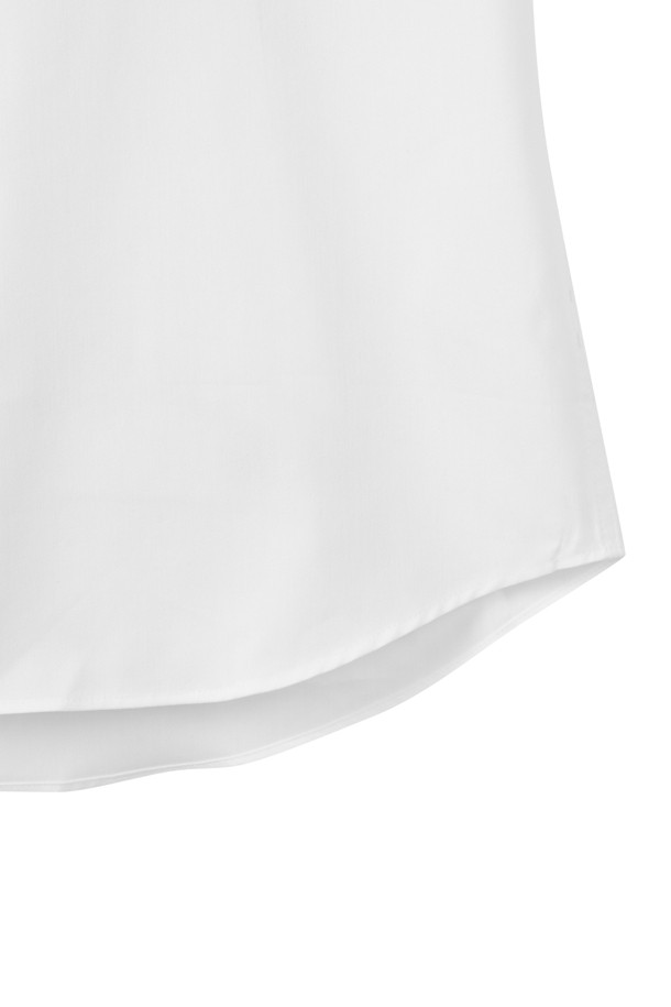 **[아울렛] 화이트 호리존탈 카라 드레스 셔츠**

세련된 남성미를 강조하는 화이트 컬러의 슬림핏 드레스 셔츠입니다. 호리존탈 카라 디자인으로 클래식하고 시크한 분위기를 연출하며, 얇고 부드러운 폴리에스터 소재로 제작되어 사계절 내내 편안하게 착용할 수 있습니다. 잦은 활동에도 불편함 없는 스트레치성을 갖춰 활동성을 높였습니다. 오피스룩, 비즈니스 캐주얼, 회의룩 등 다양한 TPO에 활용하여 스타일리시한 모습을 연출해보세요.
