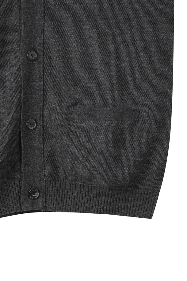 [Outlet] 그레이 허니콤 가디건은 가을과 겨울에 따뜻하게 입을 수 있는 울 소재의 레귤러핏 가디건입니다. 베이직한 스타일로, 일상 및 모임룩에 모두 잘 어울립니다. 허니콤(벌집) 패턴이 특징이며, 긴 소매와 V넥 디자인으로 세련된 느낌을 줍니다. 사이드 포켓이 있어 실용성을 더했으며, 클래식, 미니멀, 캐주얼 등 다양한 스타일 연출이 가능합니다.
