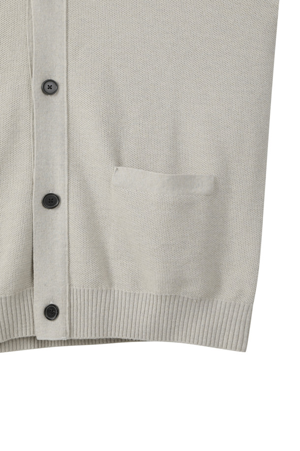 아이보리 허니콤 가디건은 여성용 상의 가디건으로, 봄, 가을에 착용하기 좋습니다. 베이직한 스타일의 레귤러핏으로, V넥 디자인과 긴소매가 특징입니다. 울 소재로 제작되어 부드러운 촉감을 선사하며, 허니콤 패턴으로 포인트를 더했습니다. 데이트룩, 카페룩, 모임룩 등 다양한 TPO에 활용할 수 있으며, 클래식, 미니멀, 캐주얼 스타일을 연출하기에 좋습니다. 사이드 포켓이 있어 실용성을 더했습니다.
