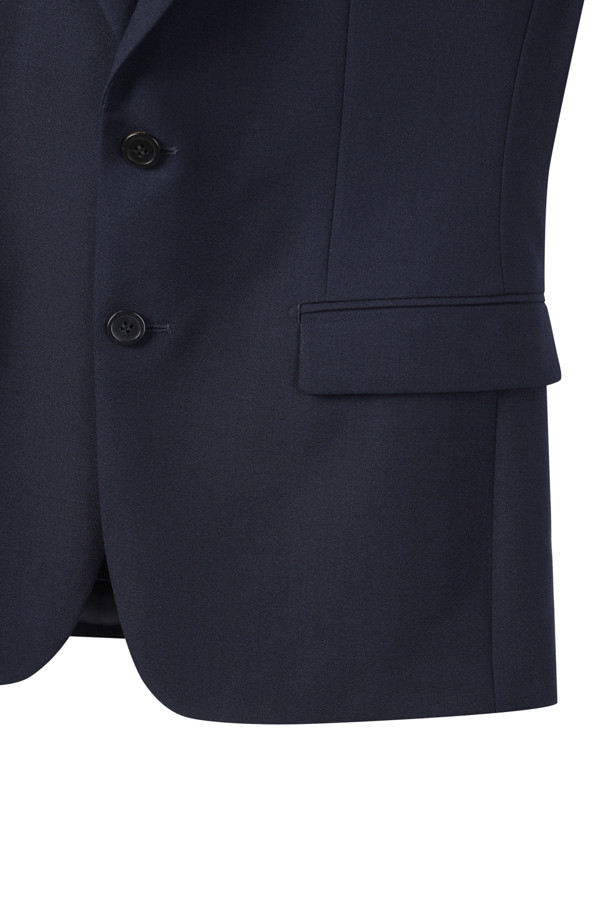 네이비 너비 텍스처드 수트 재킷은 남성 고객을 위한 포멀 및 비즈니스 스타일의 수트 재킷입니다. 봄, 가을에 적합하며, 클래식하고 포멀한 무드를 연출합니다. 네이비 컬러의 텍스처드 패턴이 특징이며, 슬림핏 디자인에 싱글 버튼으로 여밈 방식을 더했습니다. 폴리에스테르와 스판덱스 혼방 소재로 제작되어, 적당한 두께감과 텍스처드 촉감을 선사하며 스트레치성, 허리 라인 강조, 히든밴드 허리 디테일로 편안함과 스타일을 동시에 잡았습니다. 오피스룩, 비즈니스 캐주얼, 회의룩 등 다양한 TPO에 활용 가능하며, 클래식, 미니멀, 시크 스타일을 추구하는 분들에게 잘 어울립니다.

