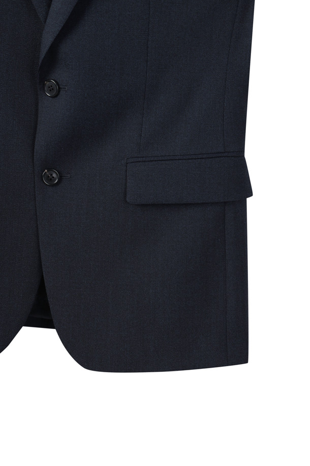 파비오 제브릭 네이비 스트레치 수트 재킷은 포멀하고 클래식한 스타일을 추구하는 남성을 위한 사계절용 수트 재킷입니다. 슬림핏으로 제작되어 허리 라인을 강조하는 쥬피터 핏을 제공하며, 네이비 컬러의 무지 디자인으로 어떤 스타일에도 쉽게 매치할 수 있습니다. 신축성 있는 스트레치 소재를 사용하여 편안한 착용감을 선사하며, 히든 밴드 허리, 겨드랑이 땀받이, 겹쳐있는 소매 단추 등의 디테일로 완성도를 높였습니다. 오피스룩, 비즈니스 캐주얼, 회의룩 등 다양한 TPO에 활용하여 세련된 스타일을 연출해 보세요.
