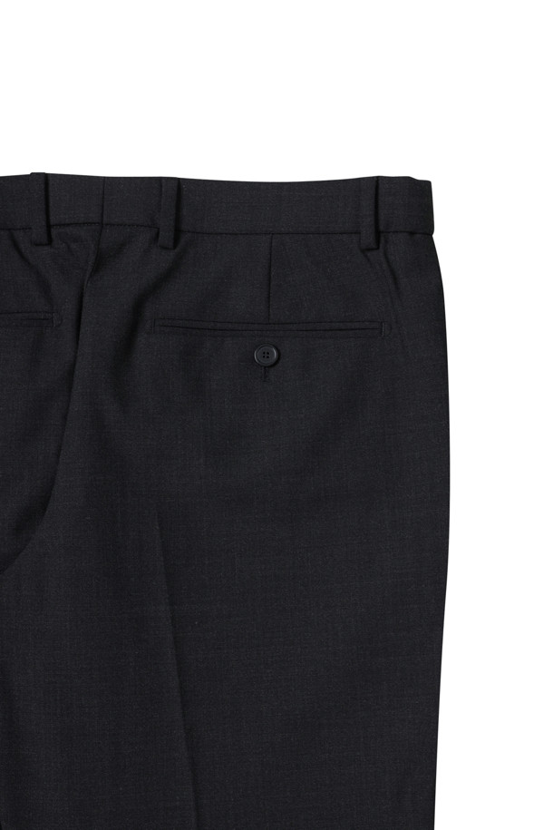 피테컴 그레이 수트 팬츠 (Fitecom Grey Suit Pants)는 모던하고 클래식한 스타일을 추구하는 남성을 위한 슬림핏 수트 팬츠입니다. FITECOM사의 고급 울 원단을 사용하여 사계절 내내 착용 가능하며, 멜란지 차콜, 그레이 두 가지 색상으로 제공됩니다. 쥬피터 핏을 적용하여 허리 라인을 강조하고, 히든 밴딩으로 편안한 착용감을 선사하며, 뛰어난 신축성으로 활동성을 높였습니다. 포멀한 오피스룩부터 비즈니스 캐주얼, 출근룩까지 폭넓게 활용할 수 있는 실용적인 아이템입니다.
