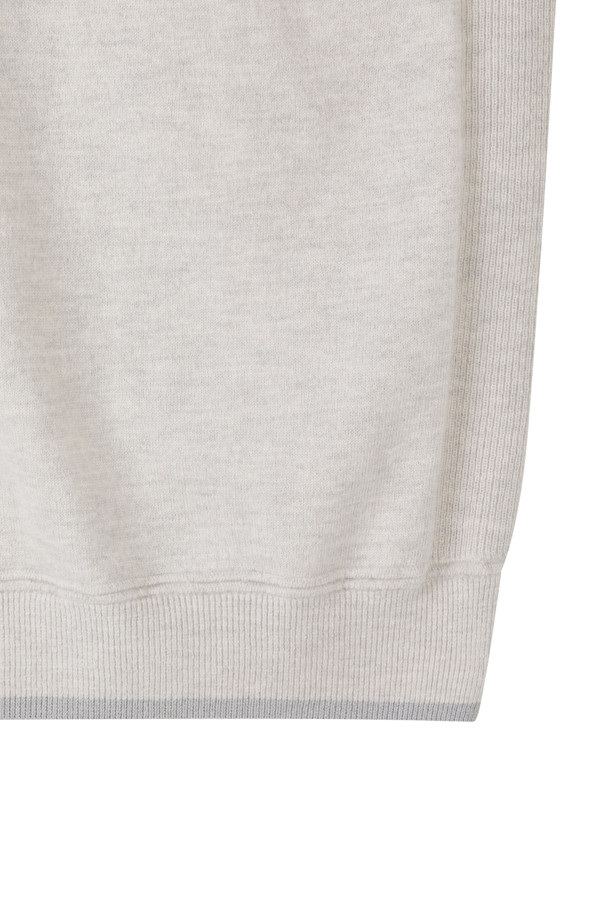 아이보리 파인 울 스웨터는 부드러운 울 소재의 남성용 니트/스웨터입니다. 가을, 겨울 시즌에 적합하며, 레귤러핏 라운드넥 디자인으로 미니멀한 스타일을 연출합니다. 무지 패턴에 긴 소매 기장으로, 다양한 룩에 활용하기 좋은 기본 아이템입니다. 립 배색 디테일이 더해져 포인트를 주어 겨울 데일리룩, 데이트룩, 카페룩에 모두 잘 어울립니다.
