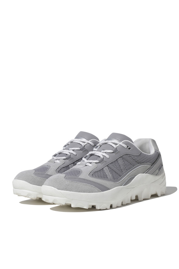 그레이 비브람 로우 스니커즈는 남성용 신발로, 캐주얼, 미니멀, 스포티한 스타일을 연출하기에 좋습니다. 사계절 모두 착용 가능하며, 동네 마실룩, 산책룩, 여행룩에 적합합니다. 라운드 앞코에 메쉬 소재, 플랫 굽으로 편안함을 더했고, 로우컷 탑라인과 끈 타입으로 디자인되었습니다. 비브람 아웃솔을 사용하여 충격 흡수와 통기성이 뛰어나며, 스페어 끈과 로고 디테일로 포인트를 더했습니다.
