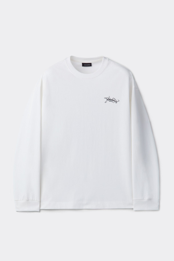 [비스코 스미스] 화이트 그래픽 티셔츠는 [BISCO SMITH] 작가의 'BlueSkies' 작품을 모티브로 한 제품입니다. 전면에는 작가 시그니처 프린트가, 후면에는 그래픽 프린트가 돋보이는 디자인입니다. 부드러운 면 소재로 제작되어 편안한 착용감을 선사하며, 릴랙스 핏으로 제작되어 캐주얼, 스트릿 스타일을 연출하기 좋습니다. 봄, 여름, 가을 시즌에 데이트룩, 동네 마실룩 등 다양한 상황에 활용하기 좋은 긴소매 라운드넥 티셔츠입니다. 얇은 두께감으로 가볍게 착용할 수 있습니다.
