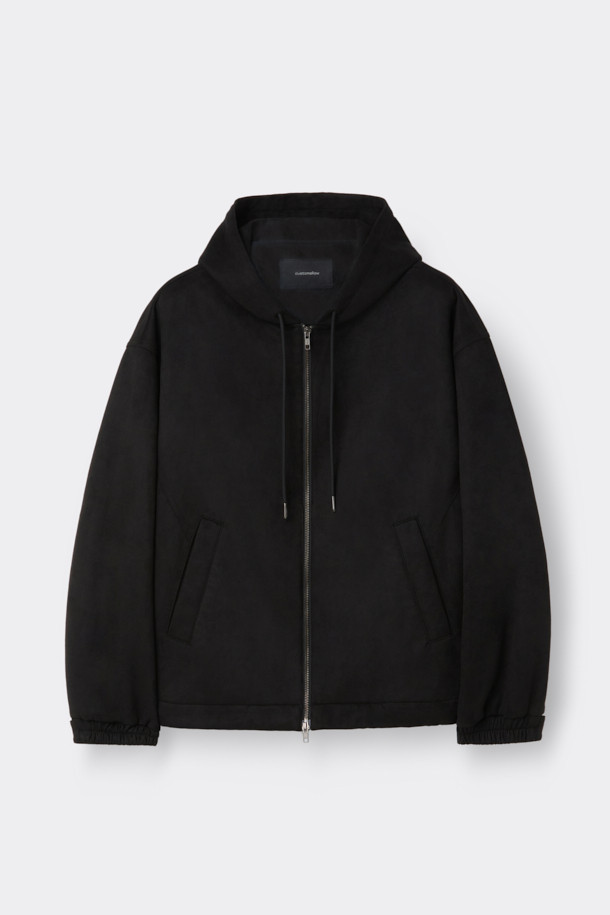 블랙 폴리 스웨이드 후드 집업 재킷은 가을, 겨울철에 캐주얼하고 스포티한 스타일을 연출하기 좋은 남성용 아우터입니다. 부드러운 촉감의 폴리에스테르 스웨이드 소재로 제작되어 편안한 착용감을 선사하며, 두꺼운 두께감으로 보온성을 높였습니다. 릴랙스 핏에 레귤러 기장으로 제작되어 활동성을 보장하며, YKK 2-Way 지퍼, 후드, 스트링 디테일로 실용성을 더했습니다. 일상, 캠핑룩, 산책룩 등 다양한 TPO에 활용할 수 있으며, 미니멀한 디자인으로 어떤 스타일에도 잘 어울립니다. 블랙 컬러의 무지 디자인으로 심플하면서도 세련된 분위기를 연출합니다.
