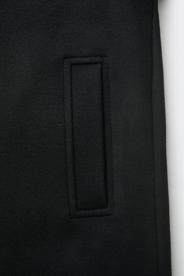 블랙 발마칸 코트는 가을과 겨울, 쌀쌀한 날씨에 돋보이는 아우터입니다. 울, 캐시미어, 폴리에스테르, 나일론, 아크릴, 레이온 등 다양한 소재를 혼방하여 제작되었으며, 부드러운 촉감과 두꺼운 두께로 뛰어난 보온성을 제공합니다. 래글런 소매 디자인과 레귤러핏으로 제작되어 편안한 착용감을 선사하며, 싱글 버튼 여밈 방식으로 미니멀하고 클래식한 분위기를 연출합니다. 일상, 오피스룩, 모임룩 등 다양한 TPO에 활용 가능하며, 미니멀, 클래식, 시크한 스타일을 즐기는 분들께 추천합니다.
